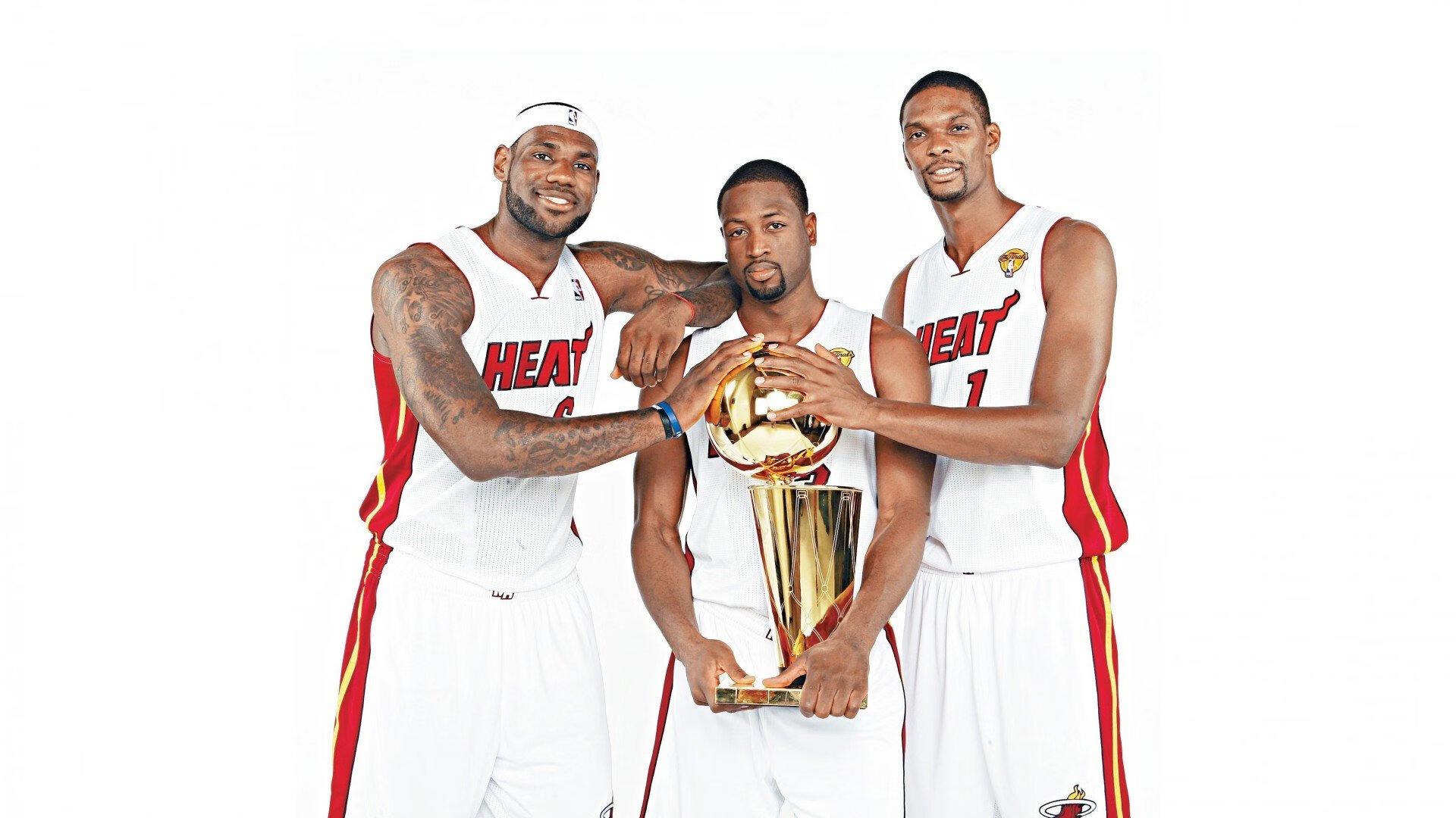 汤普森关键滑倒引发替补席哄笑 勇士队内友谊小船瞬间倾覆